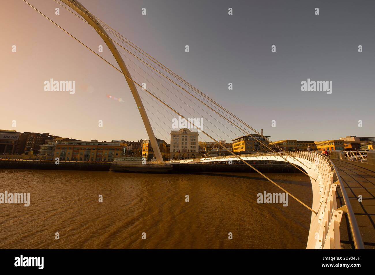 Gateshead Millennium Bridge che attraversa il fiume Tyne nel nord-est dell'Inghilterra. Foto Stock