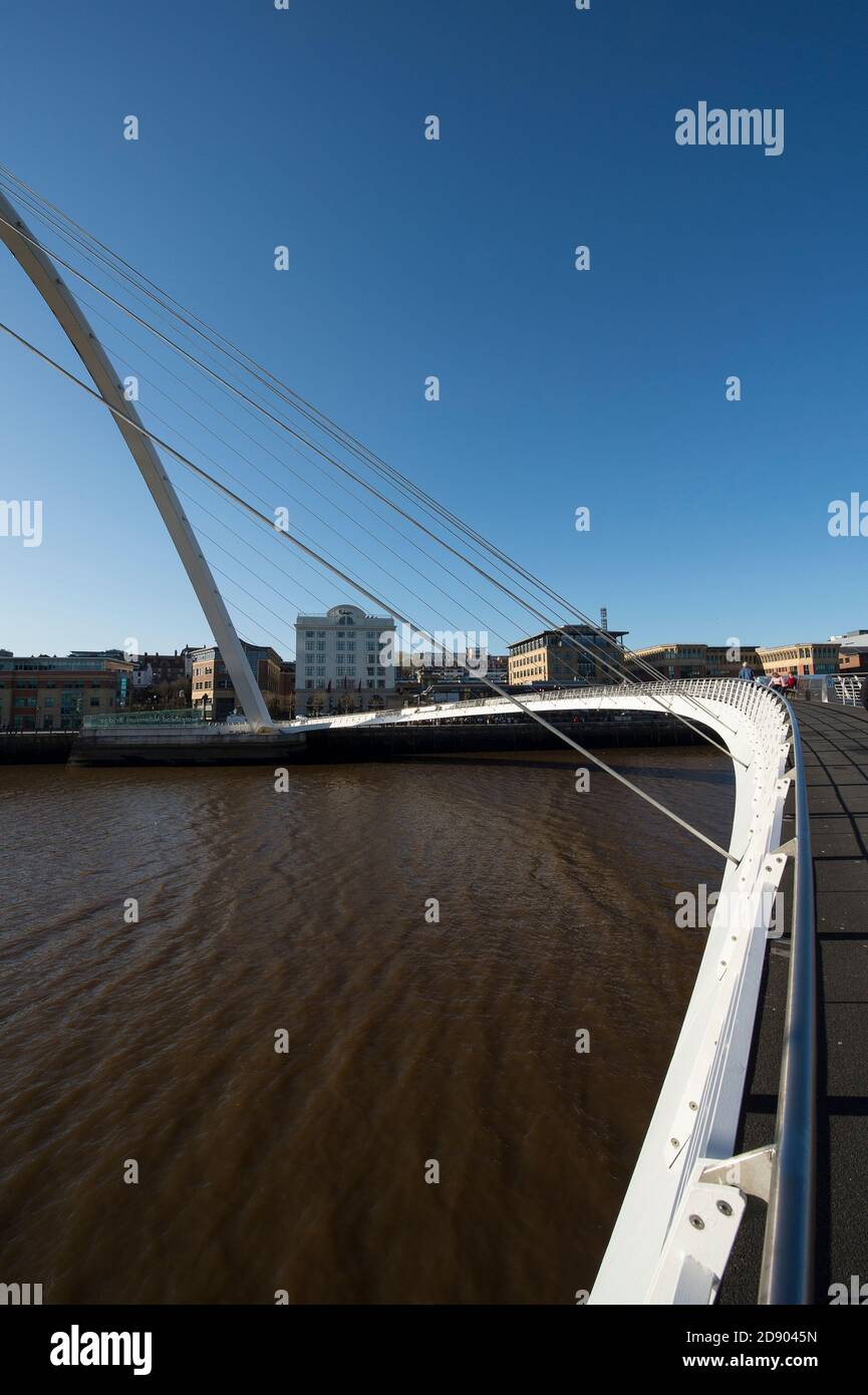 Gateshead Millennium Bridge che attraversa il fiume Tyne nel nord-est dell'Inghilterra. Foto Stock