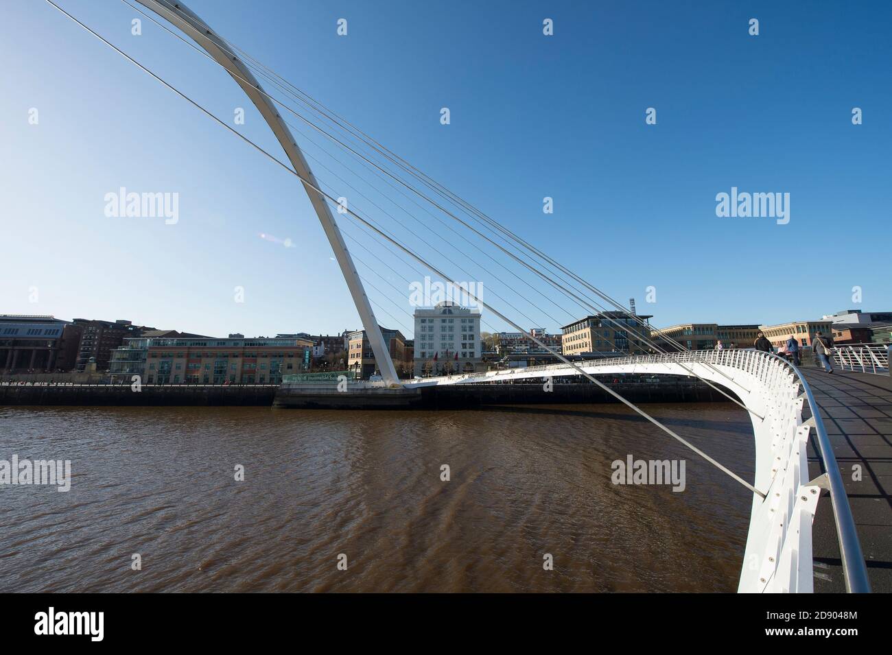 Gateshead Millennium Bridge che attraversa il fiume Tyne nel nord-est dell'Inghilterra. Foto Stock