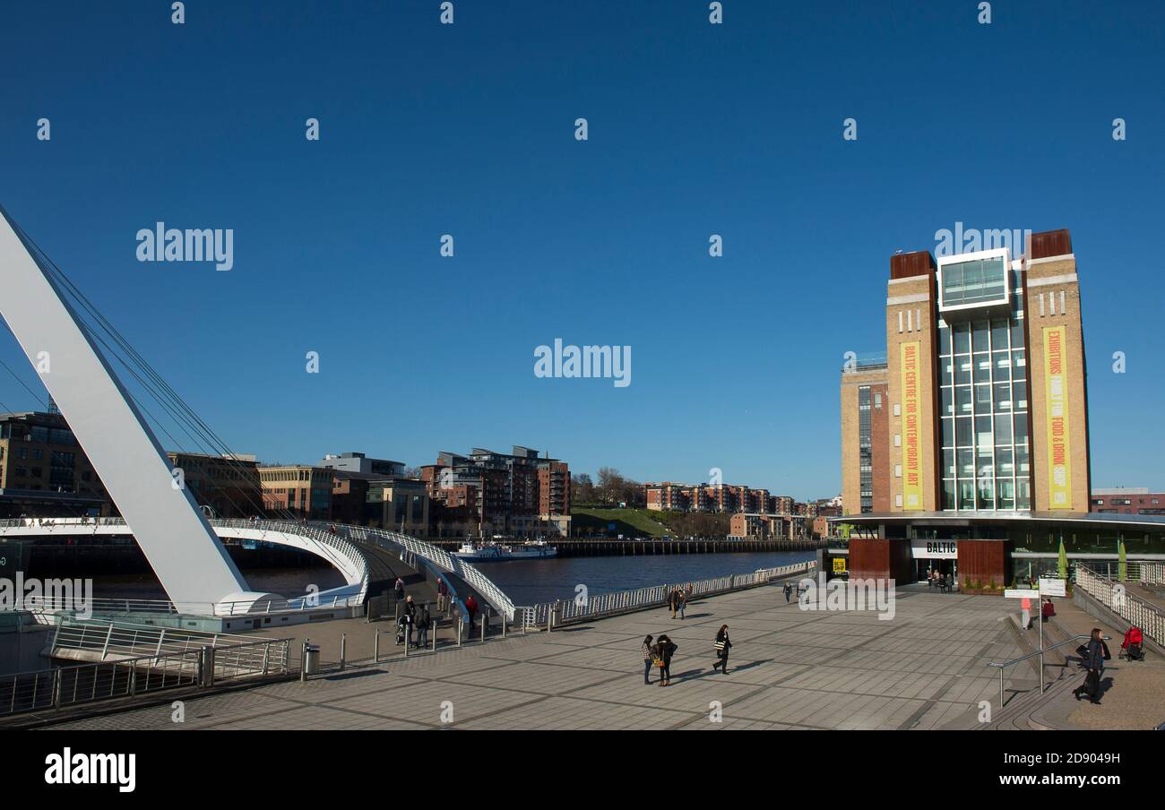 Gateshead Millennium Bridge che attraversa il fiume Tyne e il Baltic Center for Contemporary Art di Tyneside, Inghilterra nord-orientale. Foto Stock