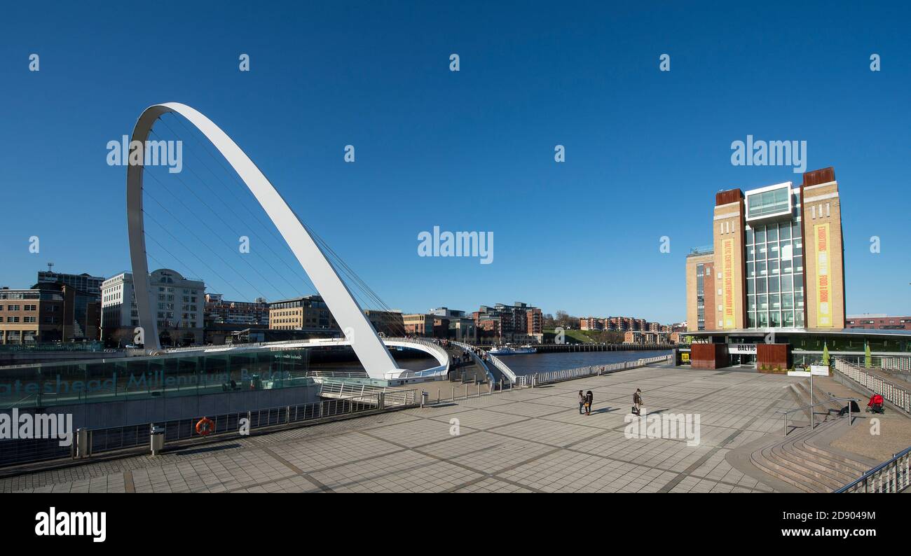 Gateshead Millennium Bridge che attraversa il fiume Tyne e il Baltic Center for Contemporary Art di Tyneside, Inghilterra nord-orientale. Foto Stock