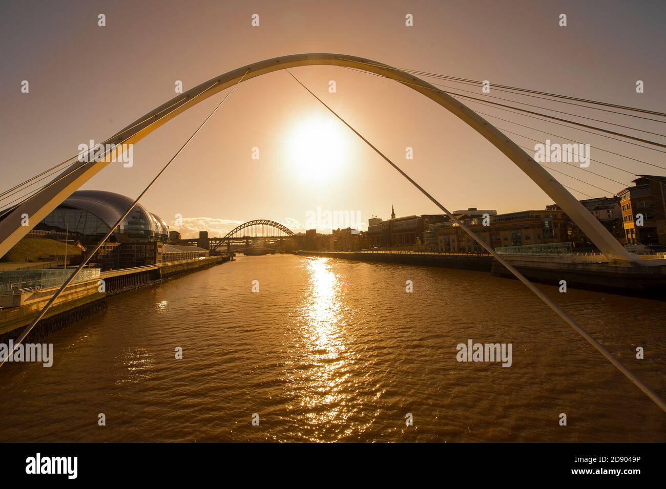 Vista del ponte Tyne dal Gateshead Millennium Bridge che attraversa il fiume Tyne nel nord-est dell'Inghilterra. Foto Stock