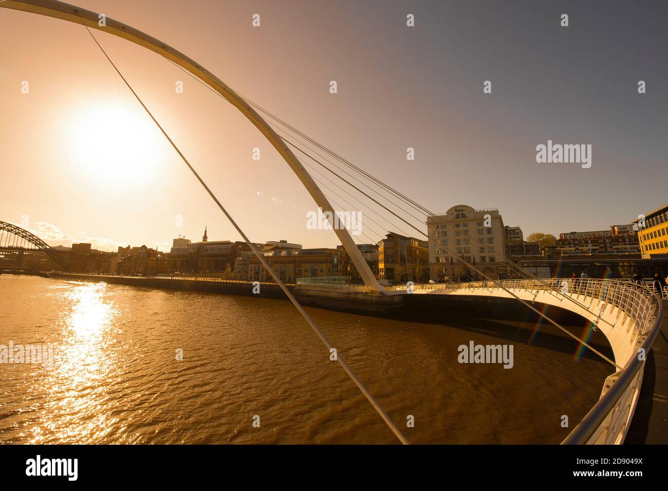 Gateshead Millennium Bridge che attraversa il fiume Tyne nel nord-est dell'Inghilterra. Foto Stock