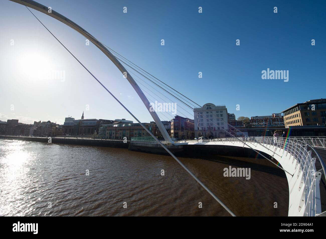 Gateshead Millennium Bridge che attraversa il fiume Tyne nel nord-est dell'Inghilterra. Foto Stock