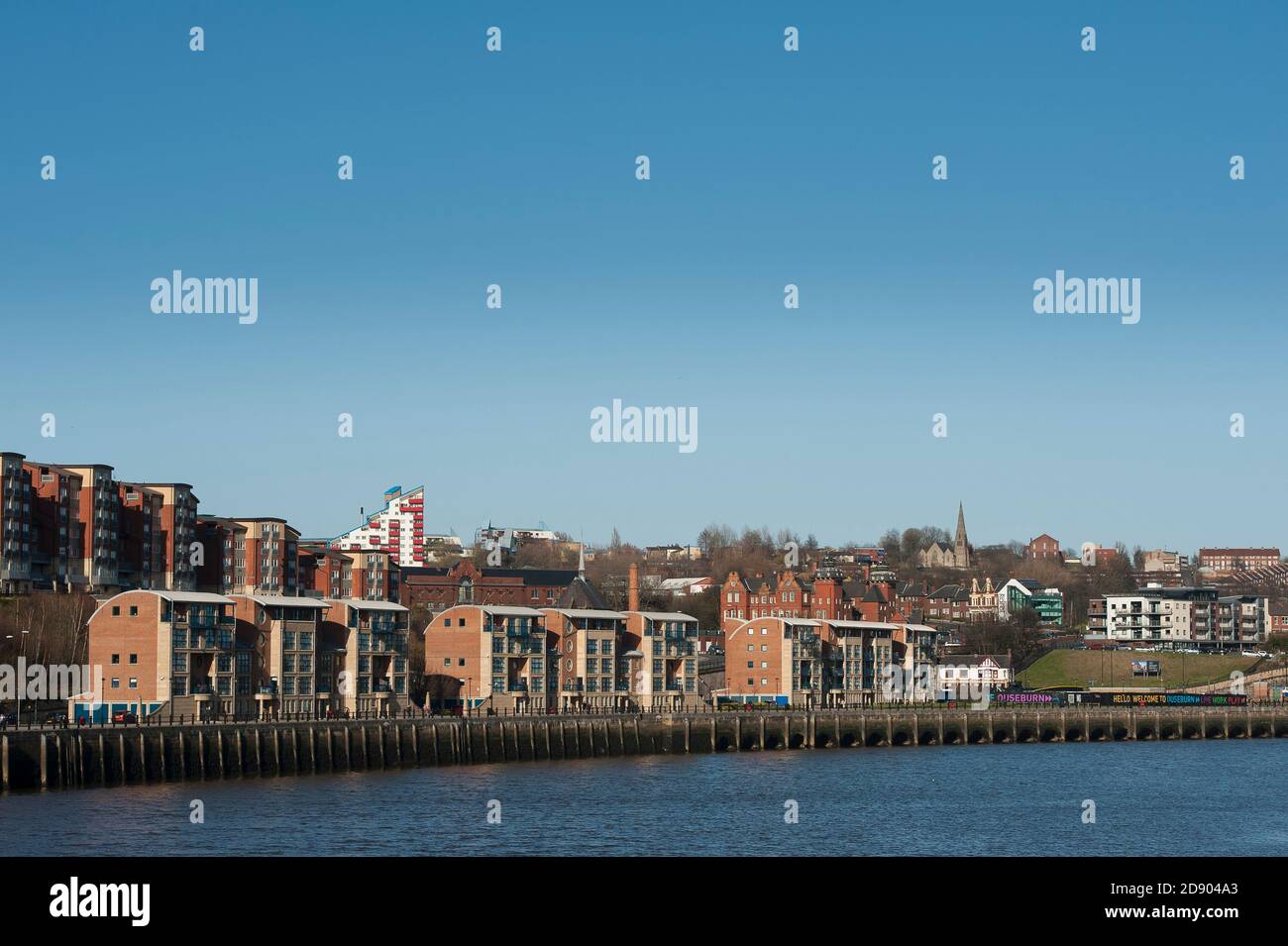 Appartamenti sulla riva del fiume Tyne, Newcastle upon Tyne, Inghilterra nord-orientale. Foto Stock