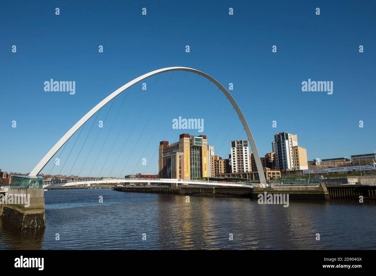 Gateshead Millennium Bridge che attraversa il fiume Tyne e il Baltic Center for Contemporary Art di Tyneside, Inghilterra nord-orientale. Foto Stock