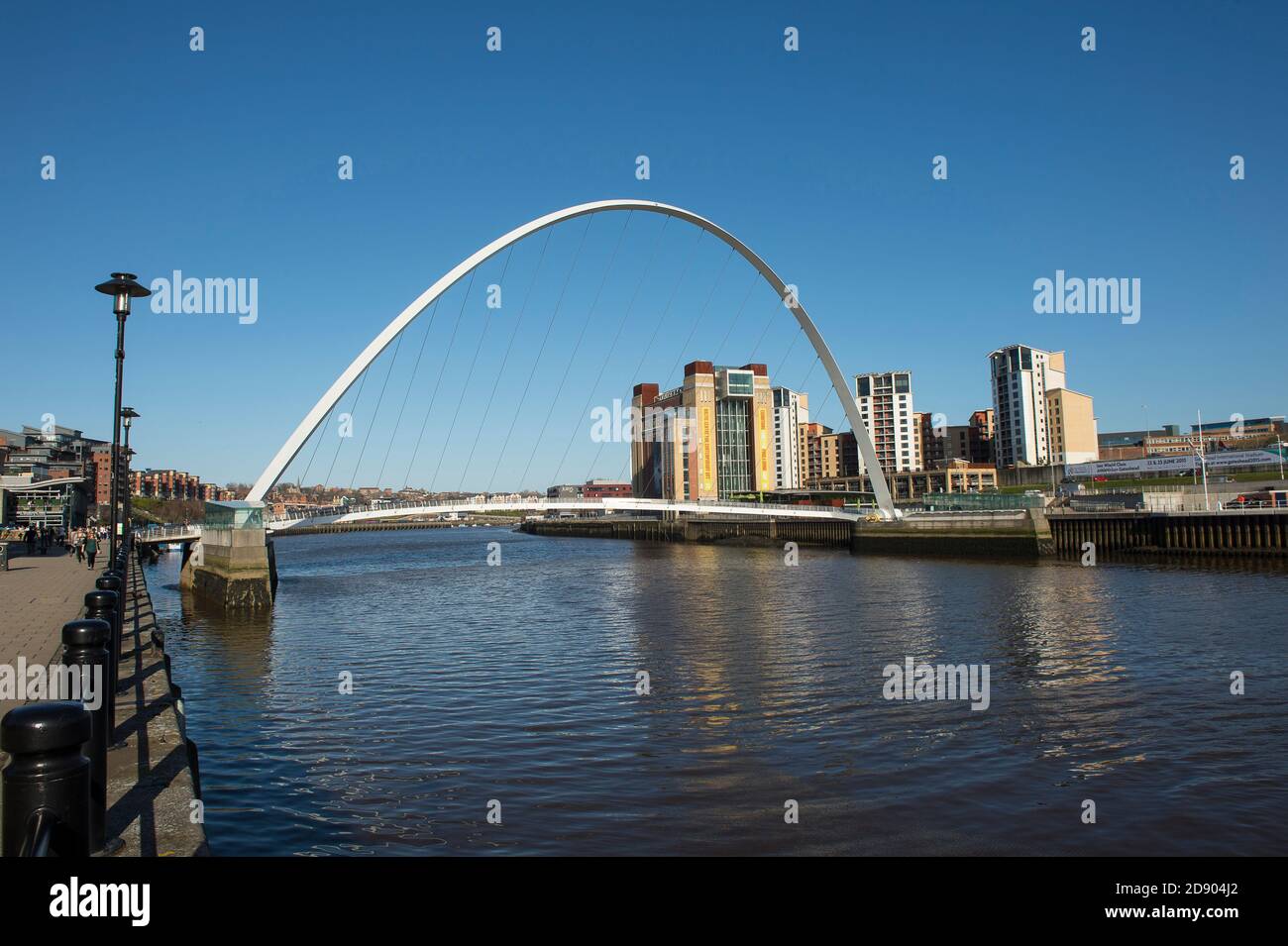 Gateshead Millennium Bridge che attraversa il fiume Tyne e il Baltic Center for Contemporary Art di Tyneside, Inghilterra nord-orientale. Foto Stock