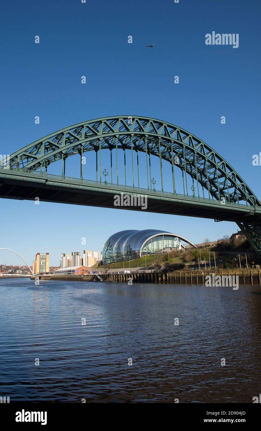 Il ponte Tyne che attraversa il fiume Tyne, che collega Newcastle upon Tyne e Gateshead nel nord-est dell'Inghilterra. Foto Stock