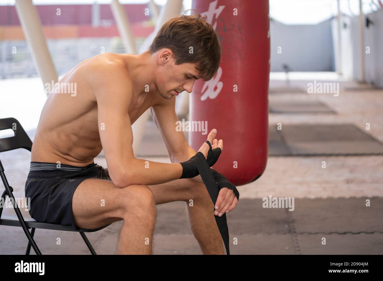 Combattente Muay Thai MEN che indossa involucri a mano. Foto Stock