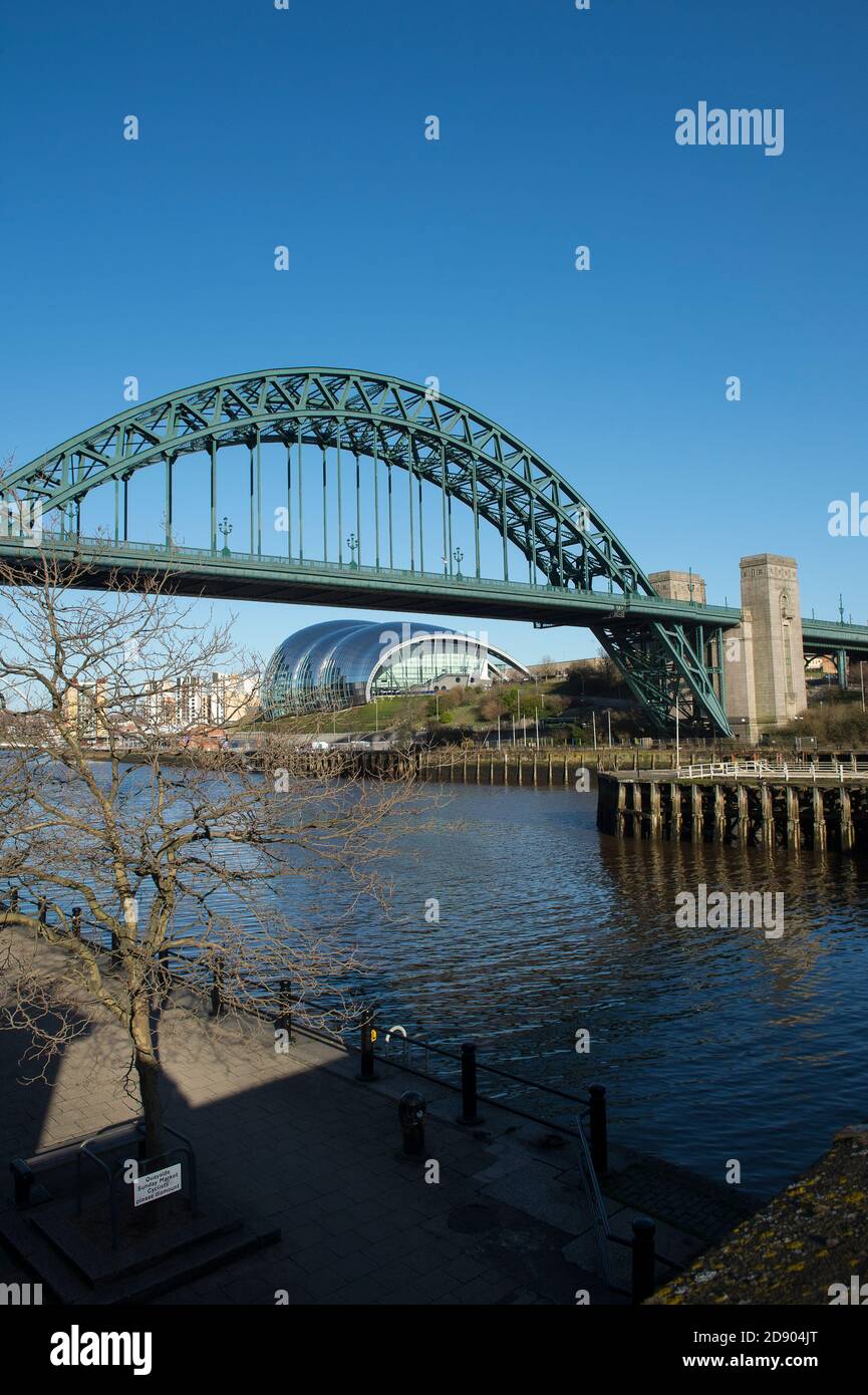 Il ponte Tyne che attraversa il fiume Tyne, che collega Newcastle upon Tyne e Gateshead nel nord-est dell'Inghilterra. Foto Stock