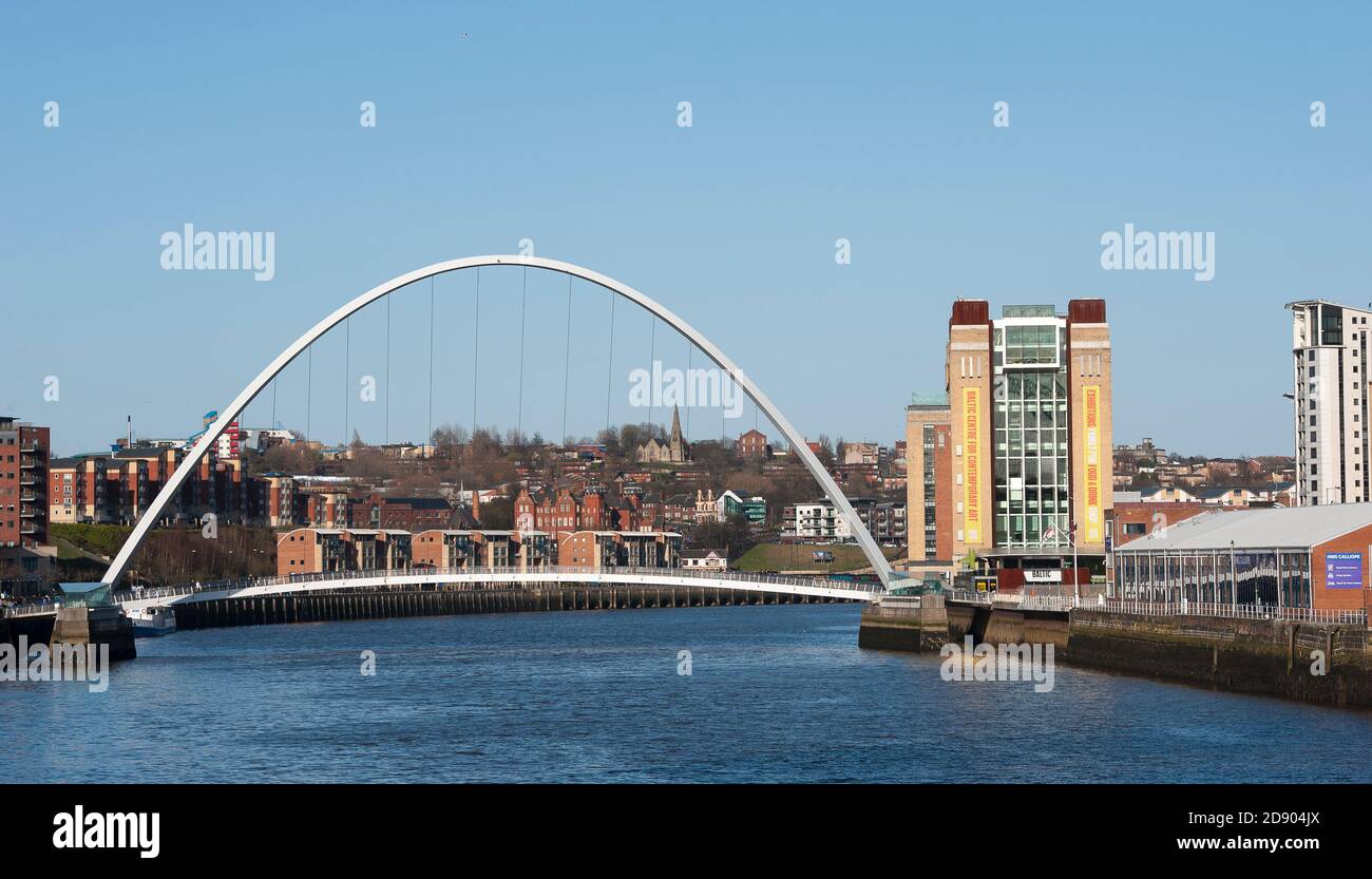 Gateshead Millennium Bridge che attraversa il fiume Tyne e il Baltic Center for Contemporary Art di Tyneside, Inghilterra nord-orientale. Foto Stock