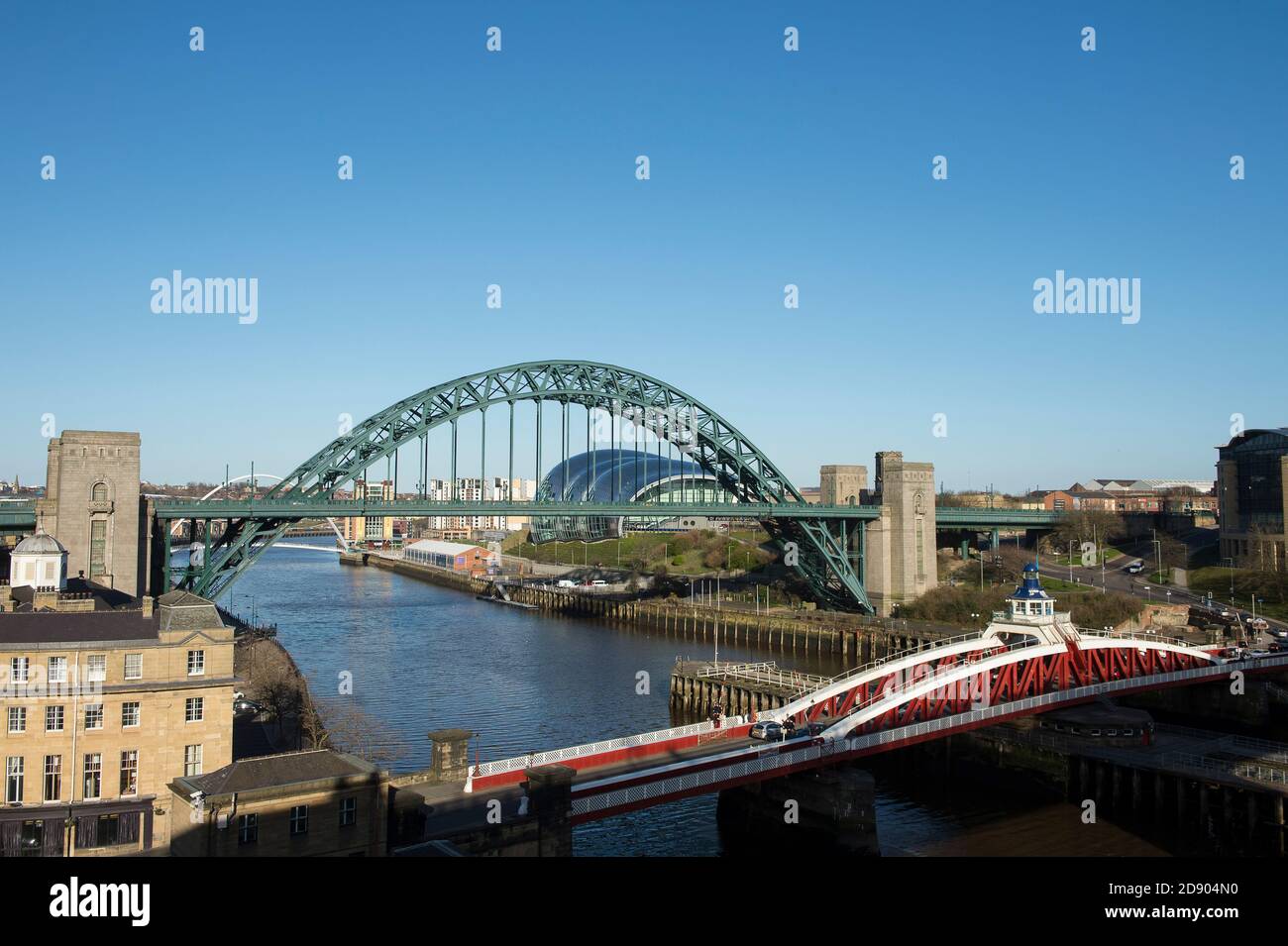 Il Tyne Bridge e il Swing Bridge che attraversano il fiume Tyne, collegano Newcastle upon Tyne e Gateshead nel nord-est dell'Inghilterra. Foto Stock