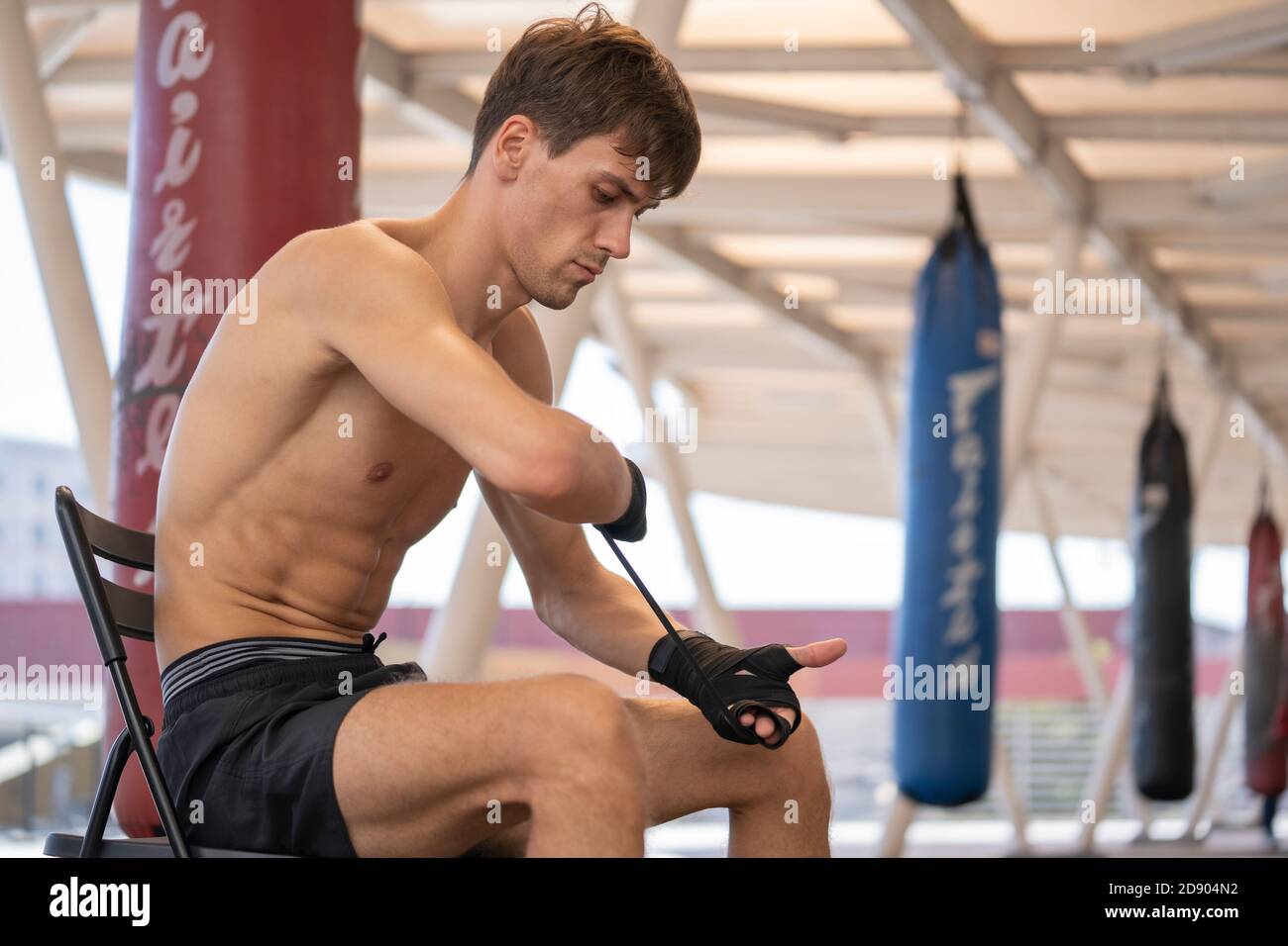 Combattente Muay Thai MEN che indossa involucri a mano. Foto Stock