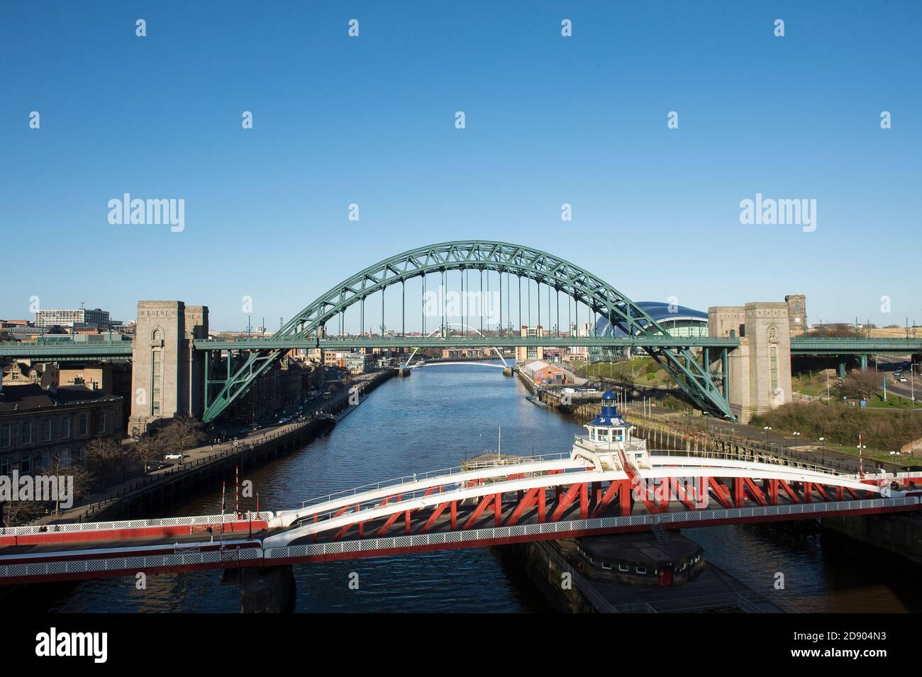 Il Tyne Bridge e il Swing Bridge che attraversano il fiume Tyne, collegano Newcastle upon Tyne e Gateshead nel nord-est dell'Inghilterra. Foto Stock