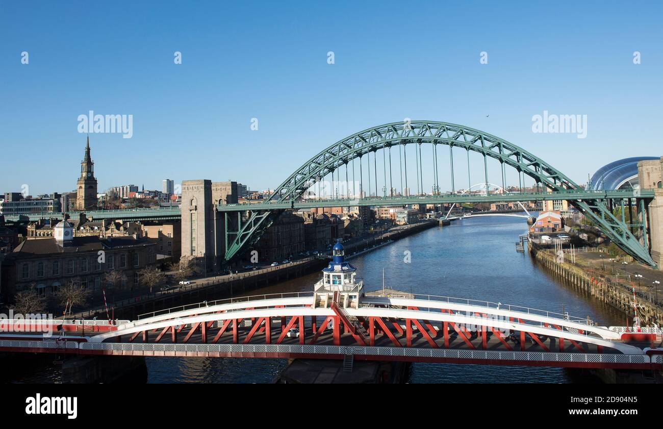 Il Tyne Bridge e il Swing Bridge che attraversano il fiume Tyne, collegano Newcastle upon Tyne e Gateshead nel nord-est dell'Inghilterra. Foto Stock