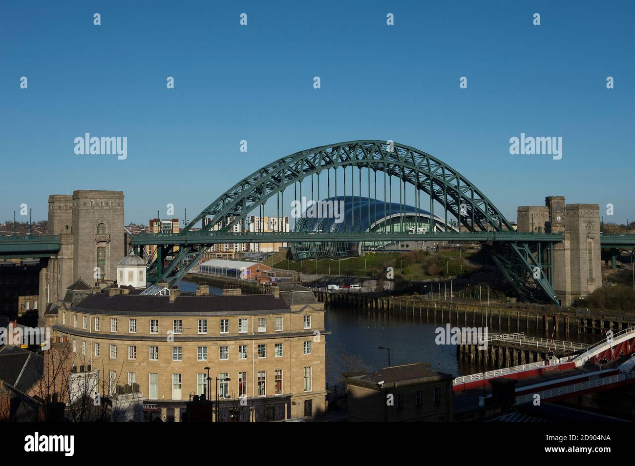 Il Tyne Bridge e il Swing Bridge che attraversano il fiume Tyne, collegano Newcastle upon Tyne e Gateshead nel nord-est dell'Inghilterra. Foto Stock