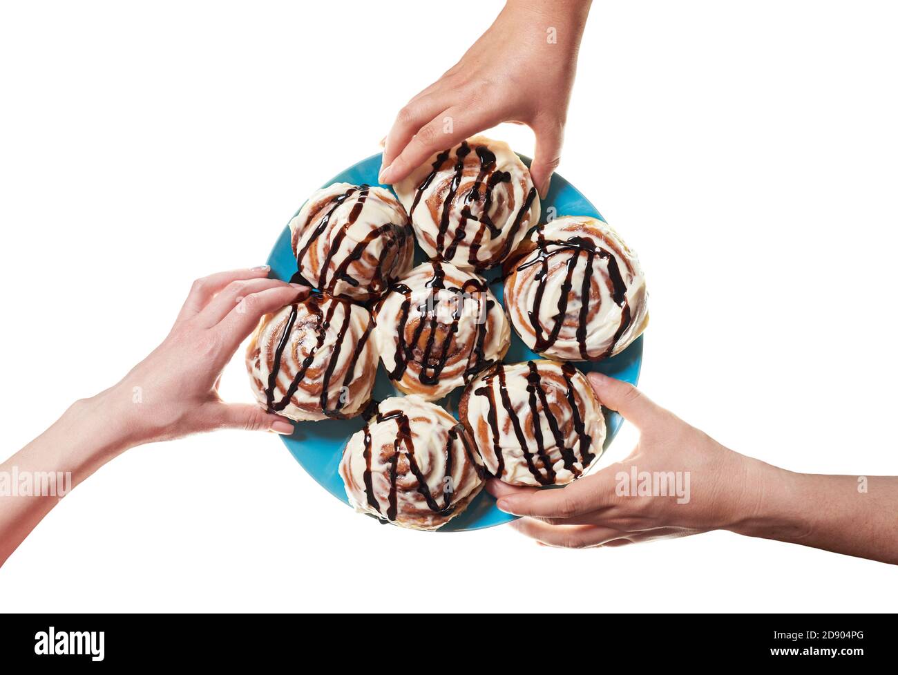 Persone che prendono ciambelle di cannella da piatto su un bianco isolato sfondo Foto Stock