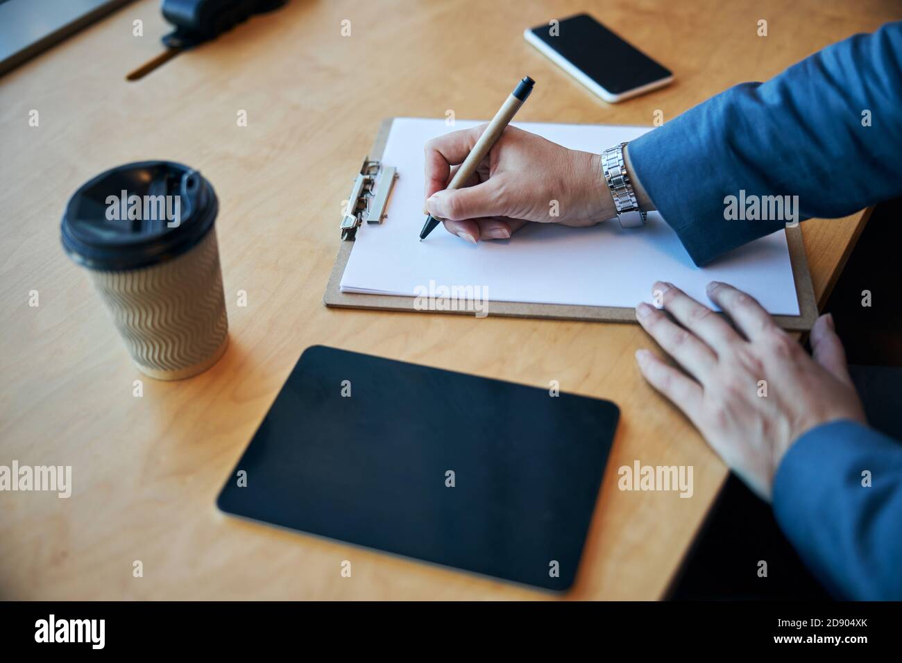 Scrittura a mano femminile su foglio di carta Foto Stock