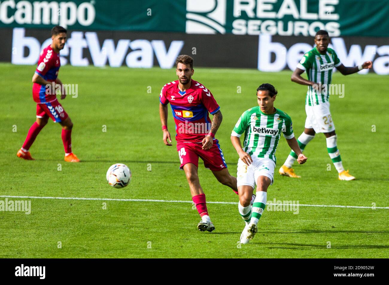 Diego Lainez di Real Betis e Ivan Marcone di Elche Durante il campionato spagnolo la Liga partita di calcio tra Real Betis Balompie ed Elche CF C Foto Stock