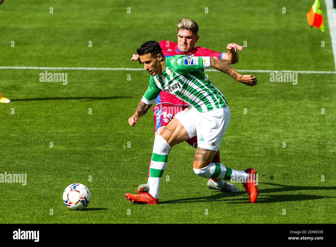 Cristian Tello di Real Betis e Raul Guti di Elche Durante il campionato spagnolo la Liga partita di calcio tra Real Betis Balompie ed Elche CF C Foto Stock