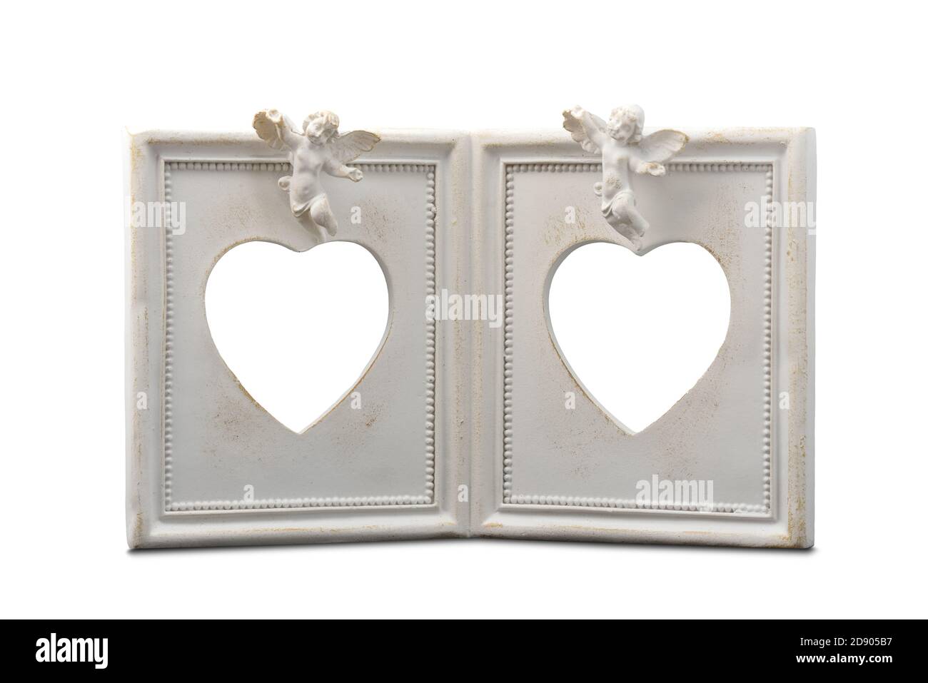 Cornice fotografica bianca vintage con angeli per due foto in la forma di un cuore su uno sfondo bianco Foto Stock