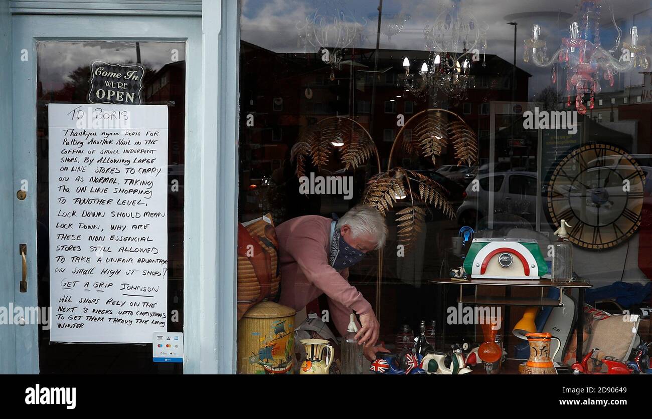 Loughborough, Leicestershire, Regno Unito. 2 novembre 2020. Rob Derrick, proprietario di negozi d'antiquariato e da collezione di Crazy DaisyÕs, lavora accanto al suo messaggio al primo ministro Boris Johnson dopo l'annuncio di un secondo blocco pandemico di Covid-19. Credit Darren Staples/Alamy Live News. Foto Stock