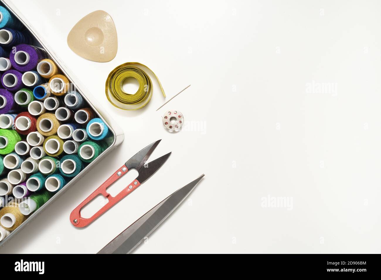 Set di accessori per cucire su sfondo bianco con una spazio di copia Foto Stock