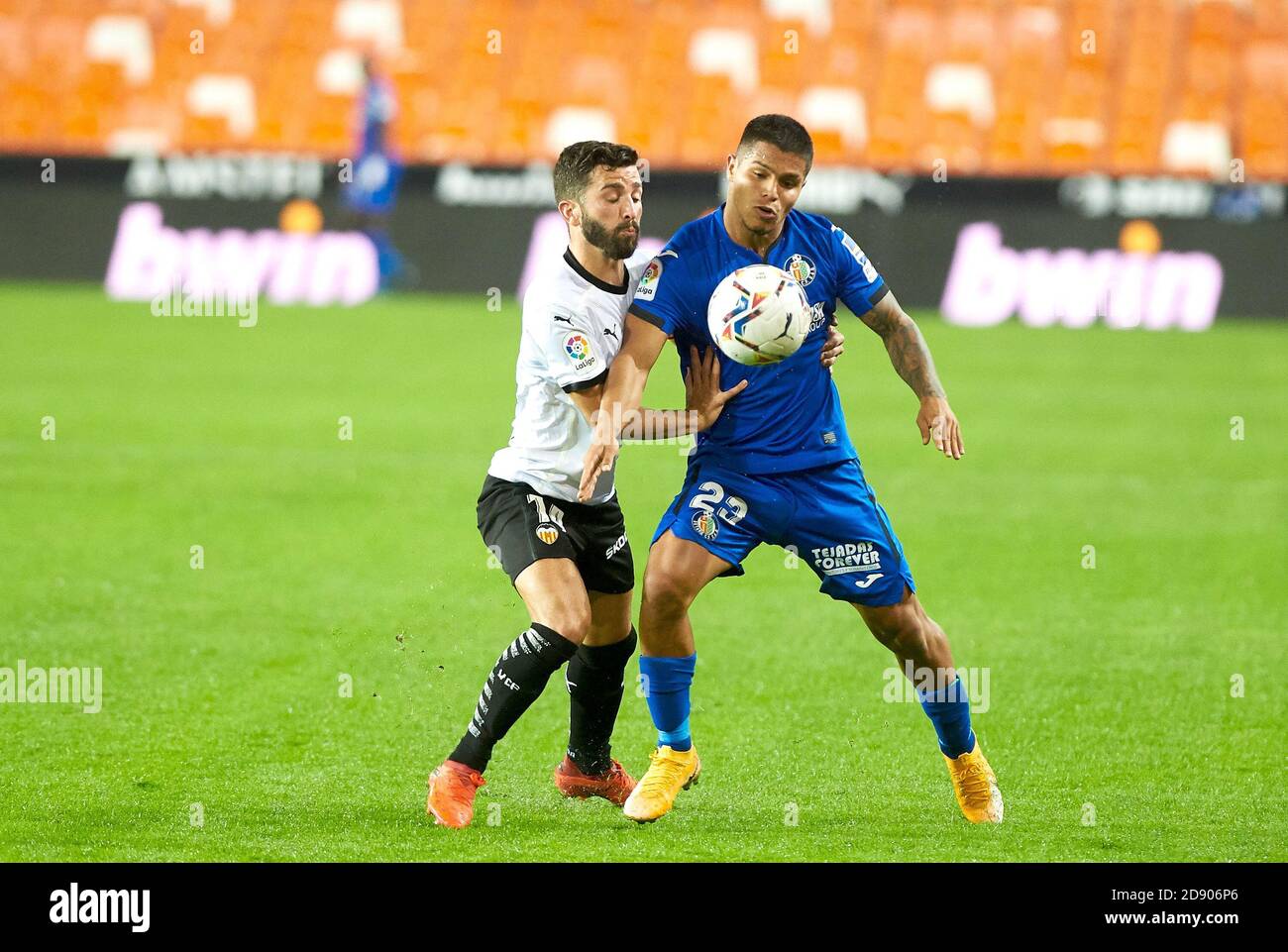 Jose Luis Gaya di Valencia CF e Juan Camilo Cucho Hernandez di Getafe durante il campionato spagnolo di calcio la Liga mach tra Valencia e G C. Foto Stock