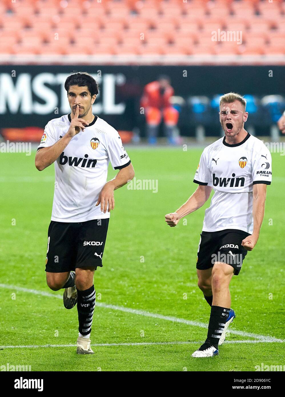 Carlos Soler di Valencia festeggia dopo il suo obiettivo con toni Lato durante il campionato spagnolo la Liga calcio mach tra Valencia e Getafe C. Foto Stock