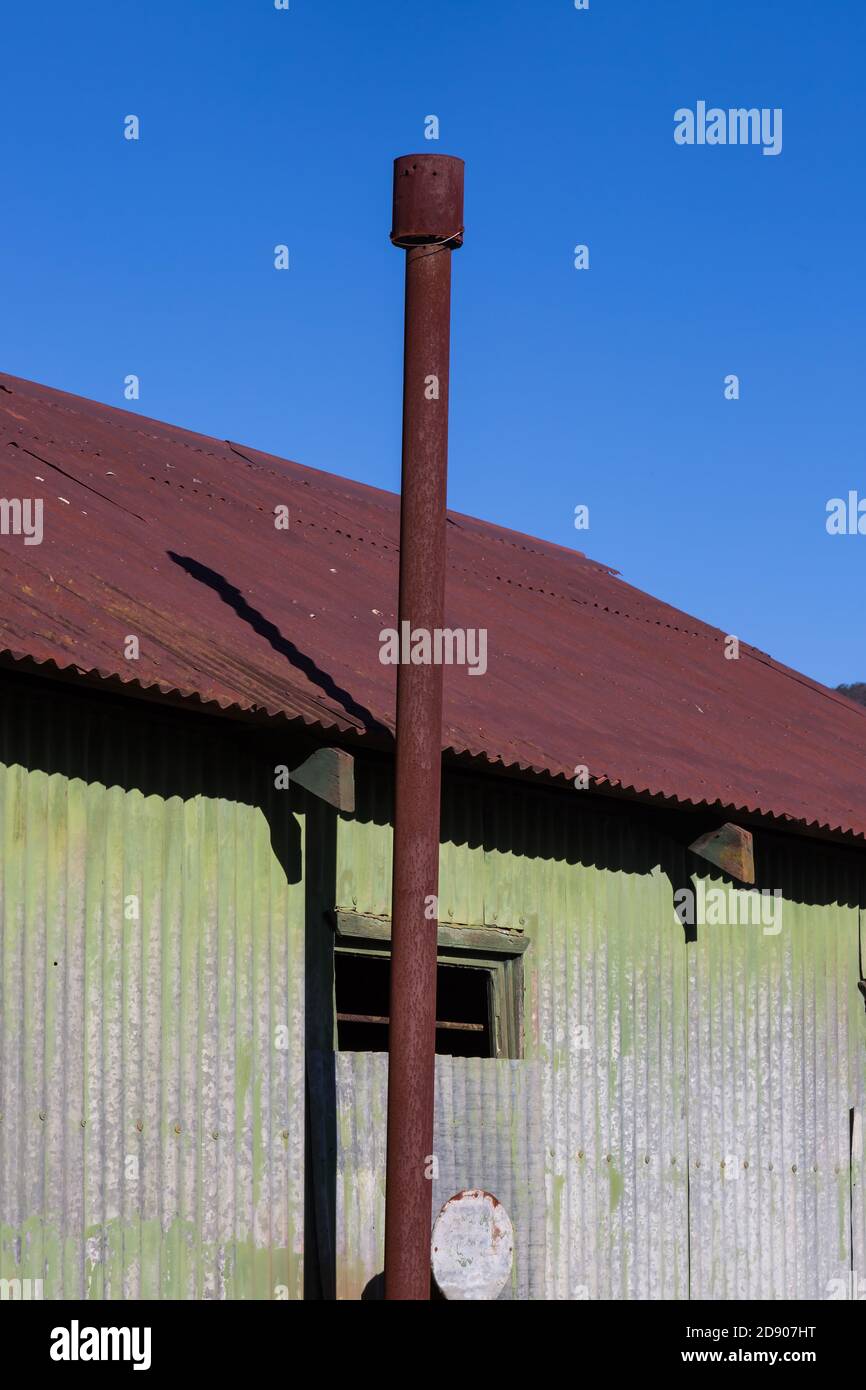 Un vecchio capannone di stoccaggio di stagno ondulato, Megalong Valley, le Blue Mountains, NSW, Australia. Foto Stock