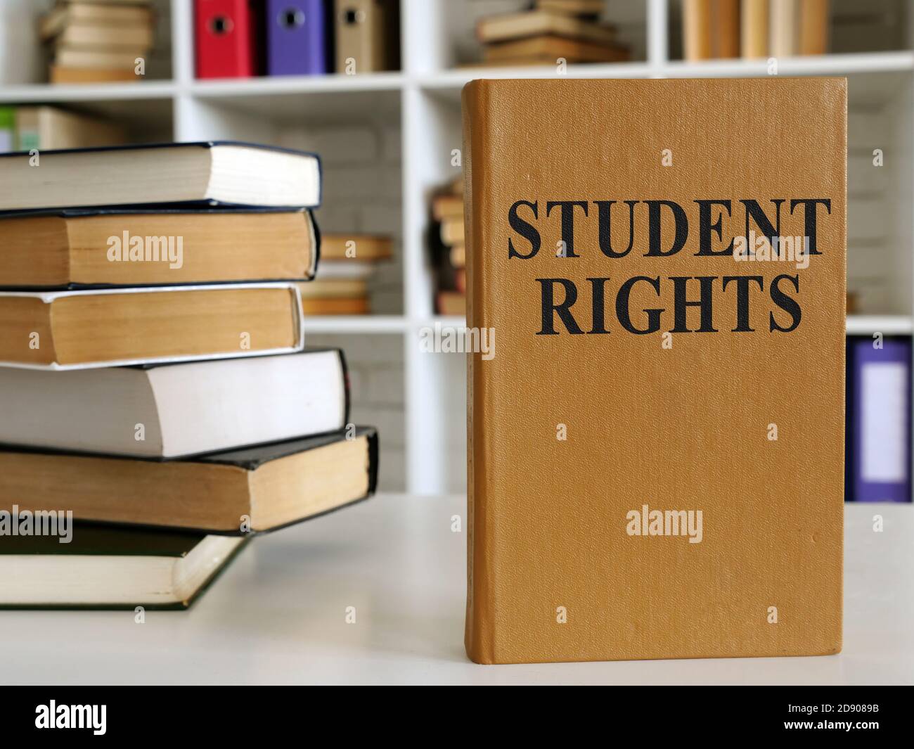 Prenotate con i diritti degli studenti sulla scrivania bianca. Foto Stock
