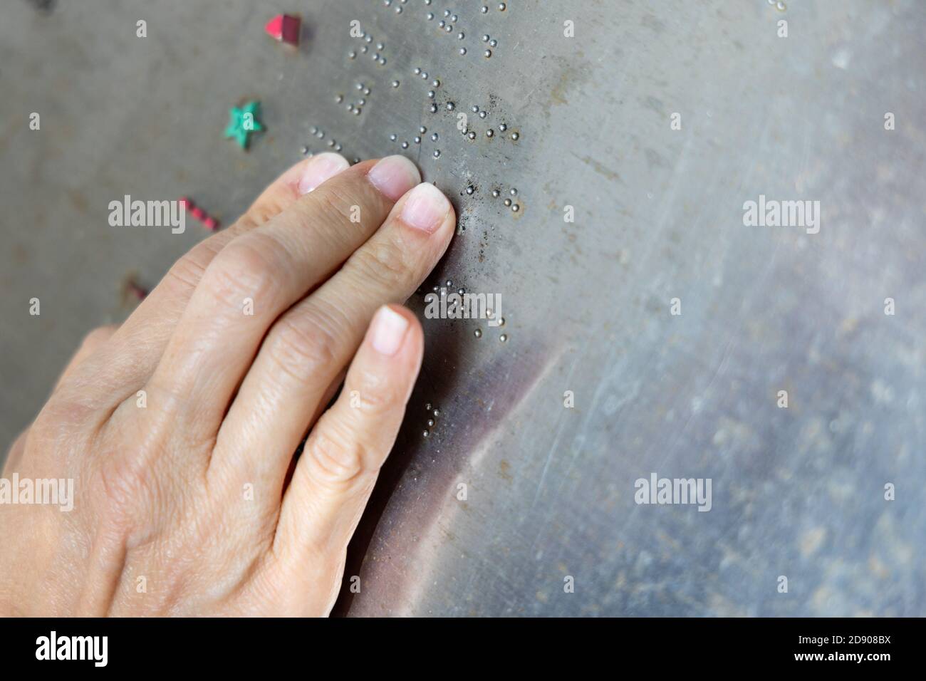 Lettura delle dita braille tattile sulla bacheca del parco pubblico Foto Stock