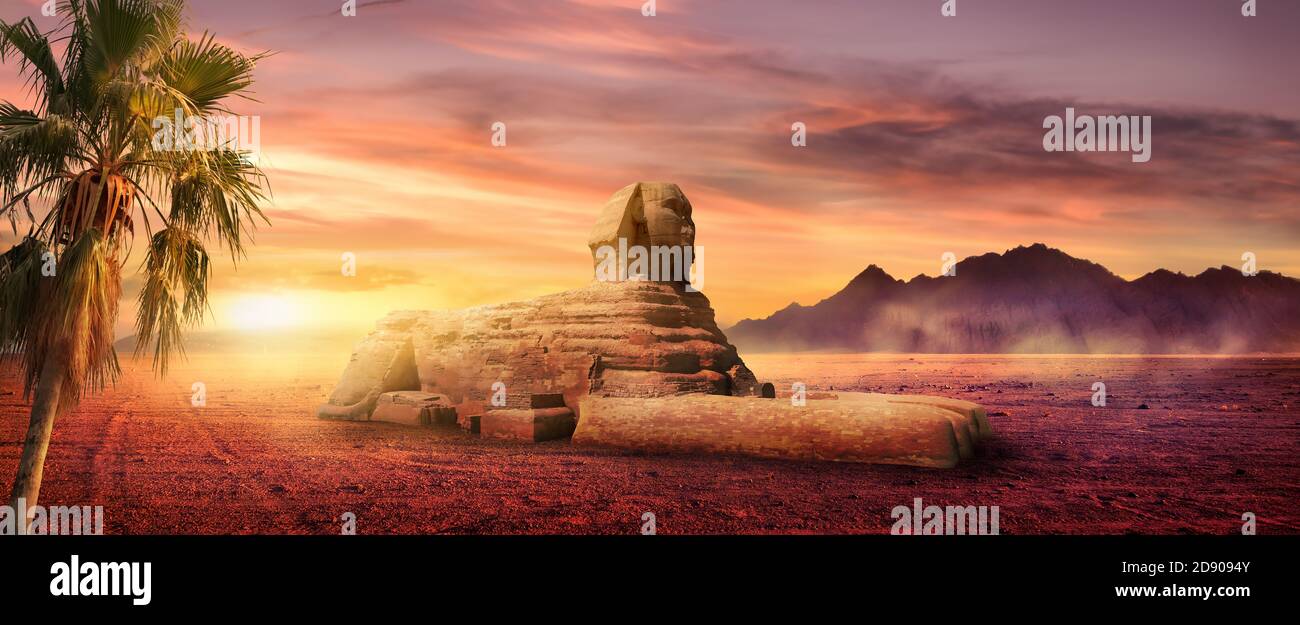 Vista sulla sfinge e il deserto con le montagne all'alba, Egitto Foto Stock