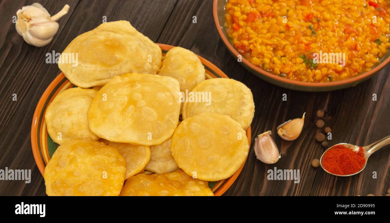 puri bhaji o poori masala, aloo sabzi, aloo curry, pane fritto cibo indiano Foto Stock