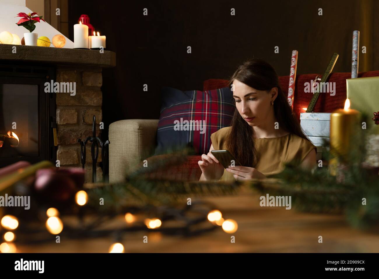 Laboratorio di articoli da regalo in una camera calda e accogliente. Decorazioni natalizie con caminetto. Foto Stock