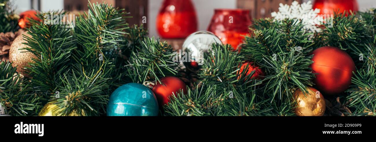 palline colorate di natale su pino verde, banner Foto Stock
