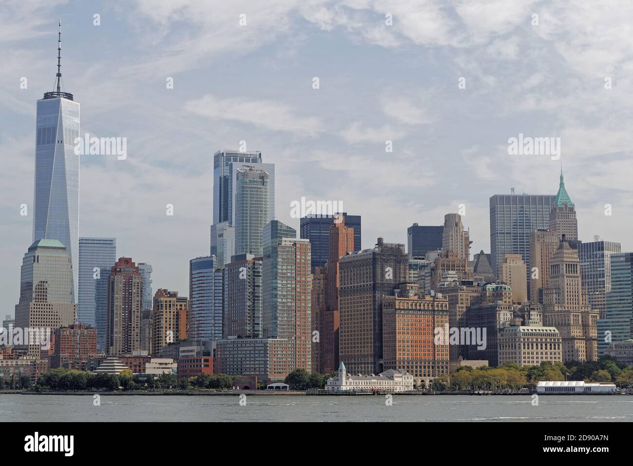 NEW YORK CITY, USA, 12 settembre 2017 : Lower Manhattan dalla baia. Il One Wordl Trade Center è l'edificio più alto dell'emisfero occidentale. Foto Stock
