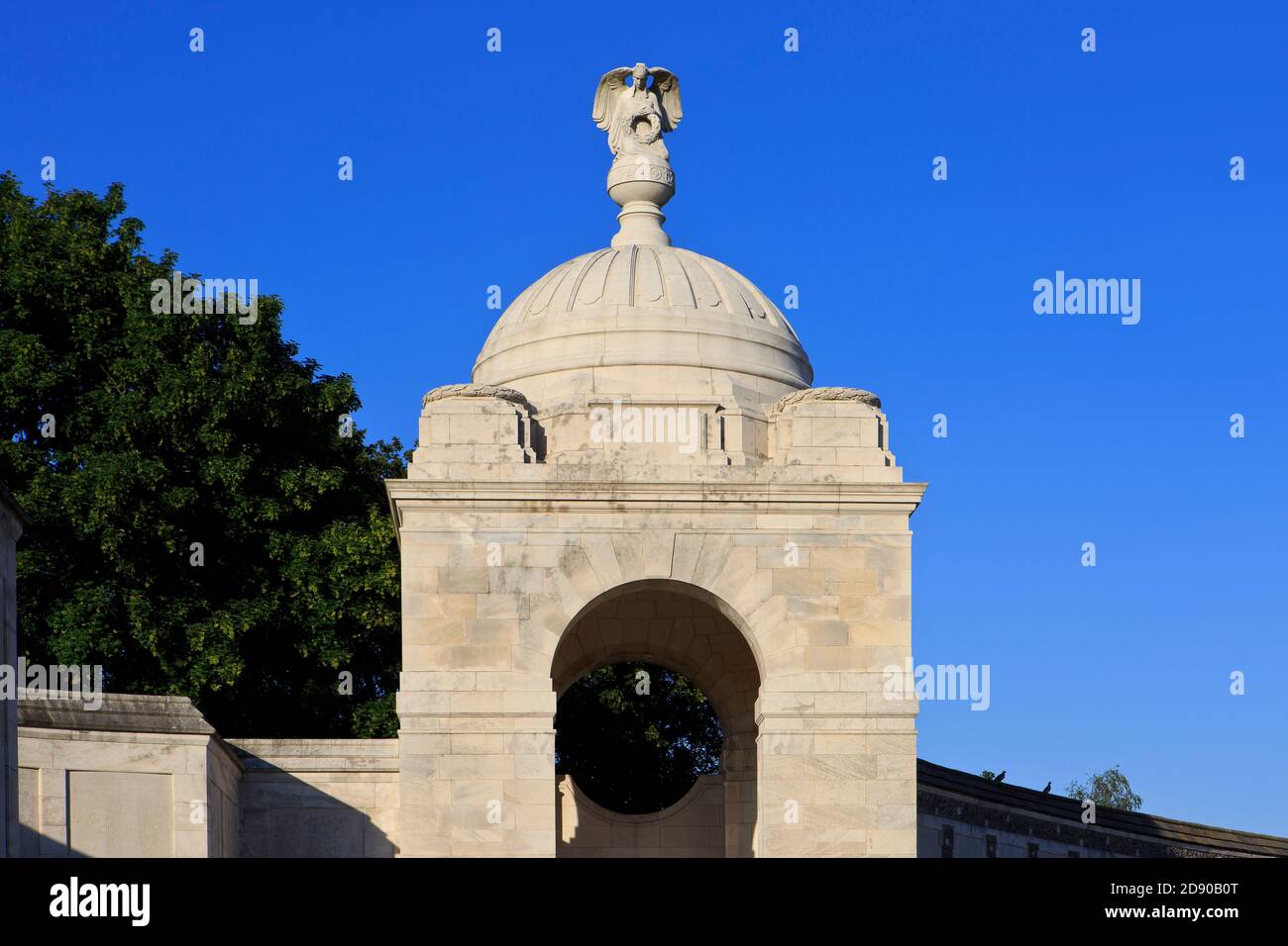 Statua di un angelo che tiene un giuramento per i soldati caduti della guerra mondiale di Frist al cimitero di Tyne Cot a Zonnebeke, Belgio Foto Stock