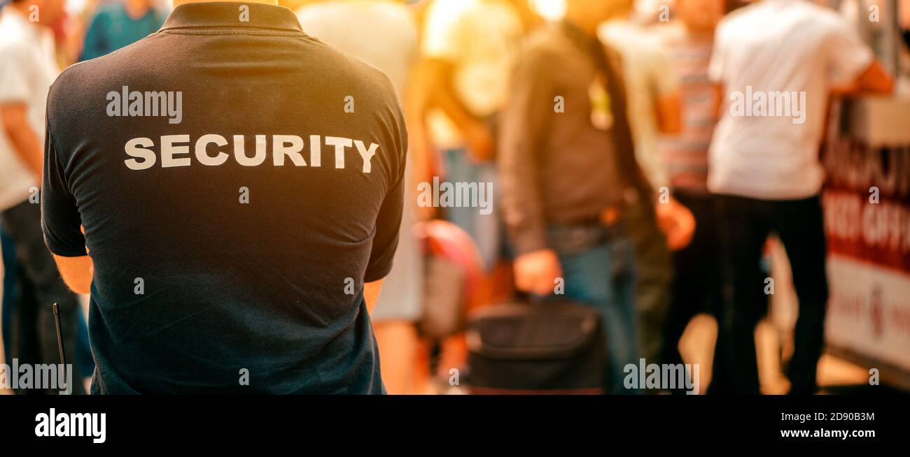 Guardia di sicurezza durante l'evento festivale dal vivo di fronte la folla Foto Stock