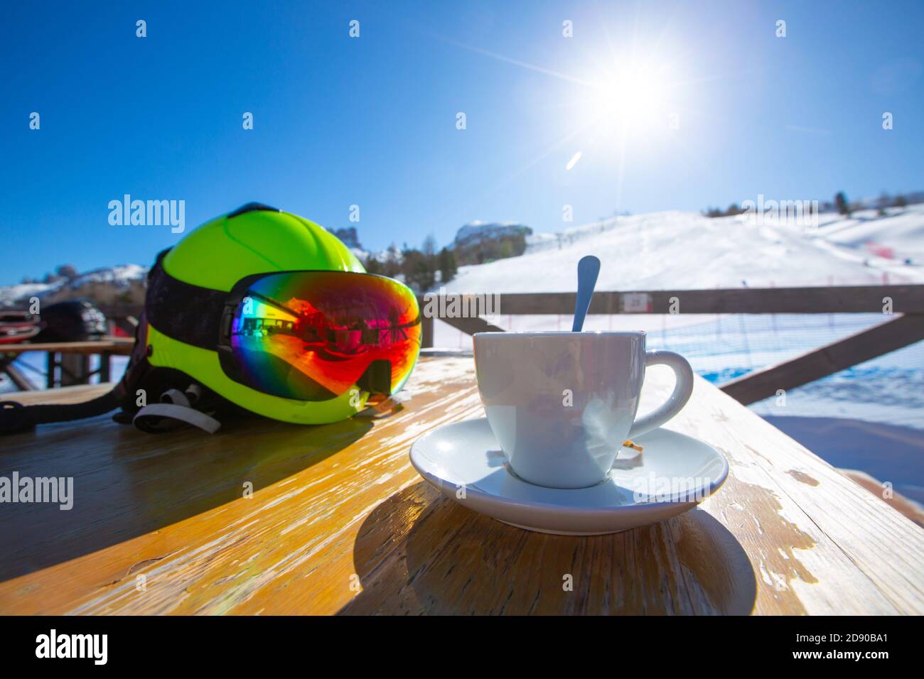 Tazza di caffè Cappuccino sul tavolo nel caffè dello sci resort in Italia Dolomiti alpi Foto Stock