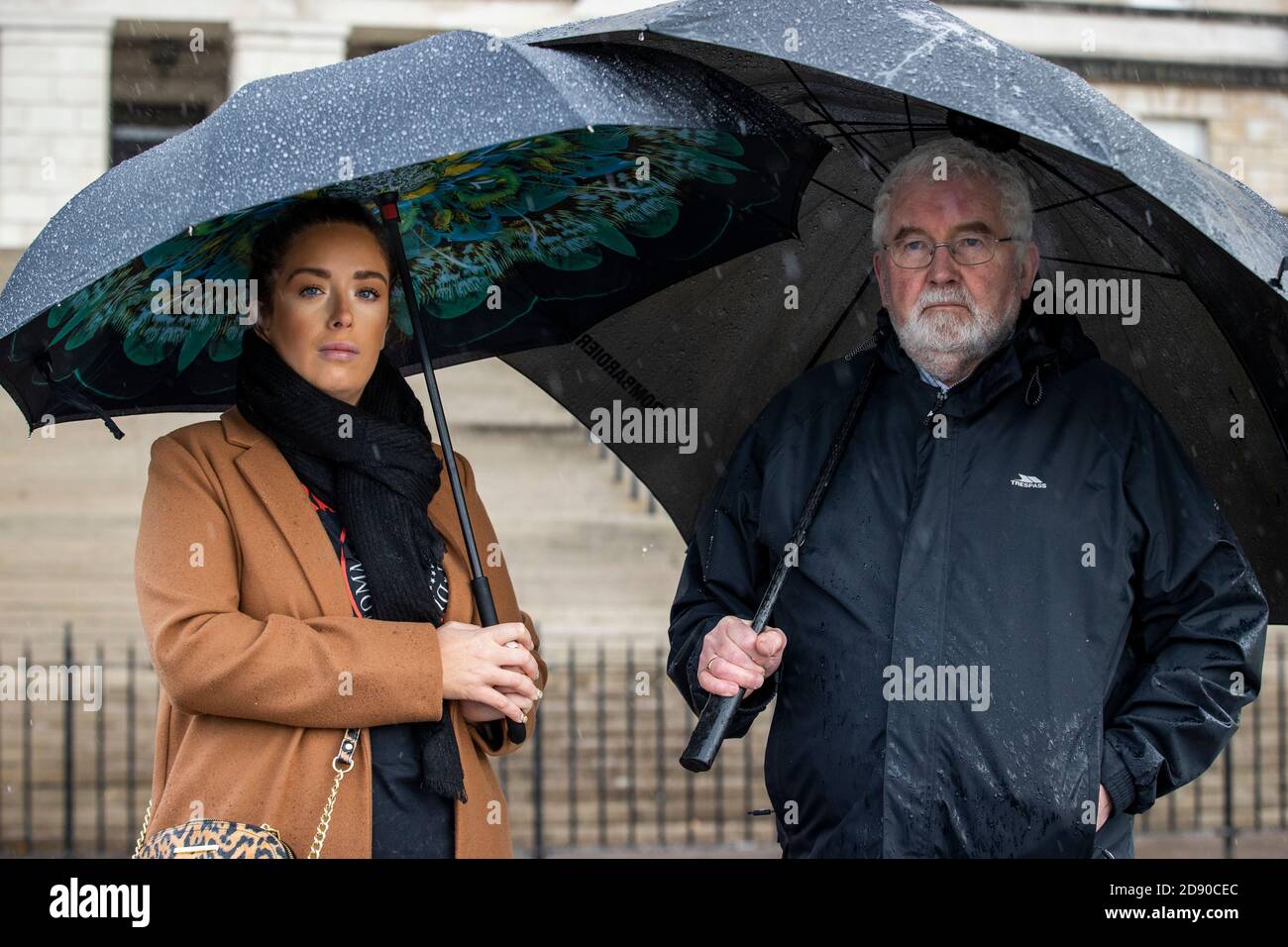 Michelle Dorrian con suo padre John Dorrian, sorella e padre di Lisa Dorrian, durante una silenziosa passeggiata per i scomparsi a Stormont il 14 ° annuale All Souls Silent Walk. Foto Stock