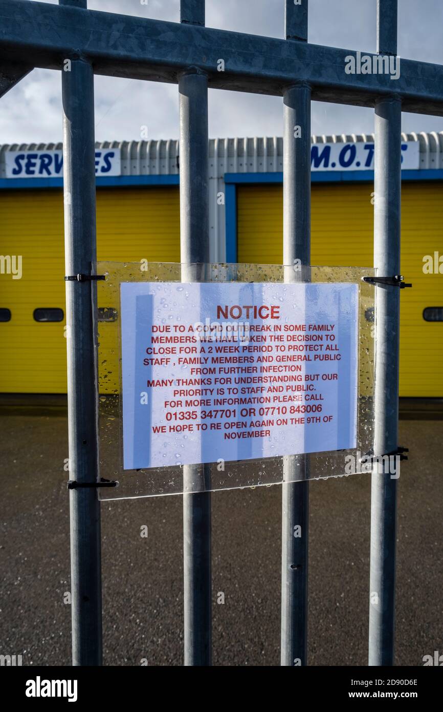 Un avviso su un garage che informa i clienti che è chiuso a causa di un focolaio di Covid-19 nella famiglia che possiede l'azienda, Ashbourne, Derbyshire Foto Stock