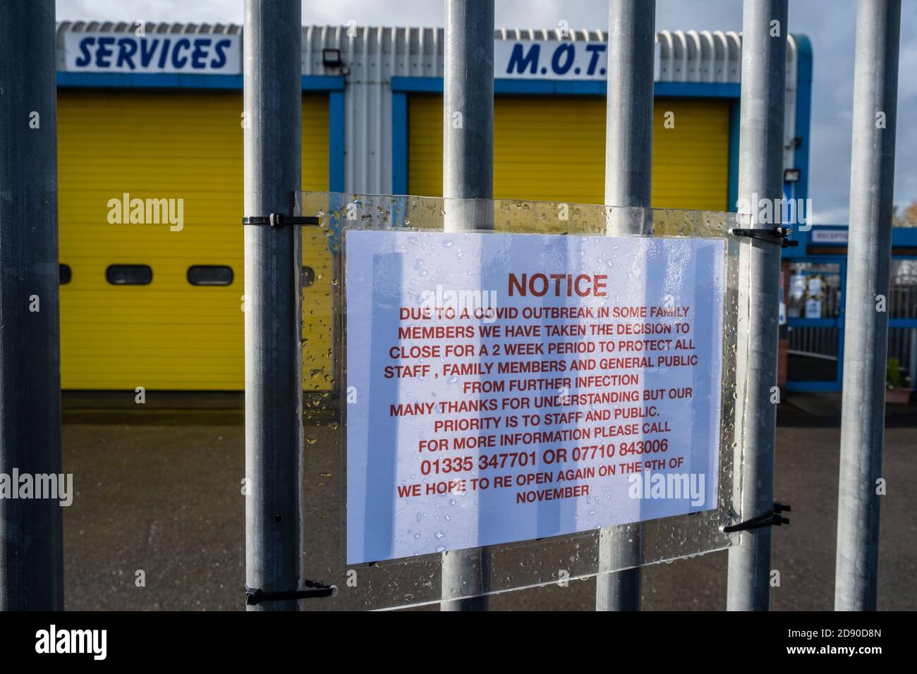 Un avviso su un garage che informa i clienti che è chiuso a causa di un focolaio di Covid-19 nella famiglia che possiede l'azienda, Ashbourne, Derbyshire Foto Stock