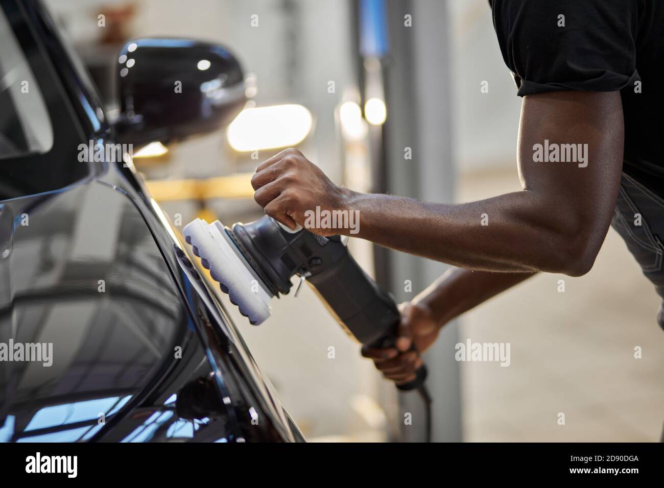 automobile che descrive e lucidare il concetto. giovane professionista di servizio di automobile lavoratore maschio, meccanico di automobile con lucidatrice orbitale, concetto di automobile Foto Stock