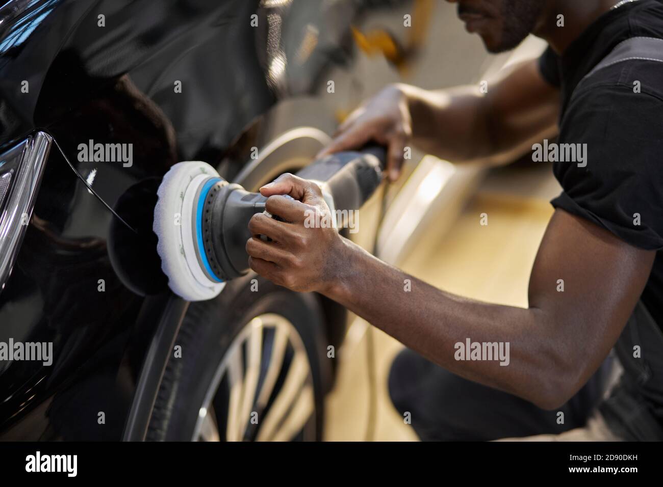 automobile che descrive e lucidare il concetto. giovane professionista di servizio di automobile lavoratore maschio, meccanico di automobile con lucidatrice orbitale, concetto di automobile Foto Stock
