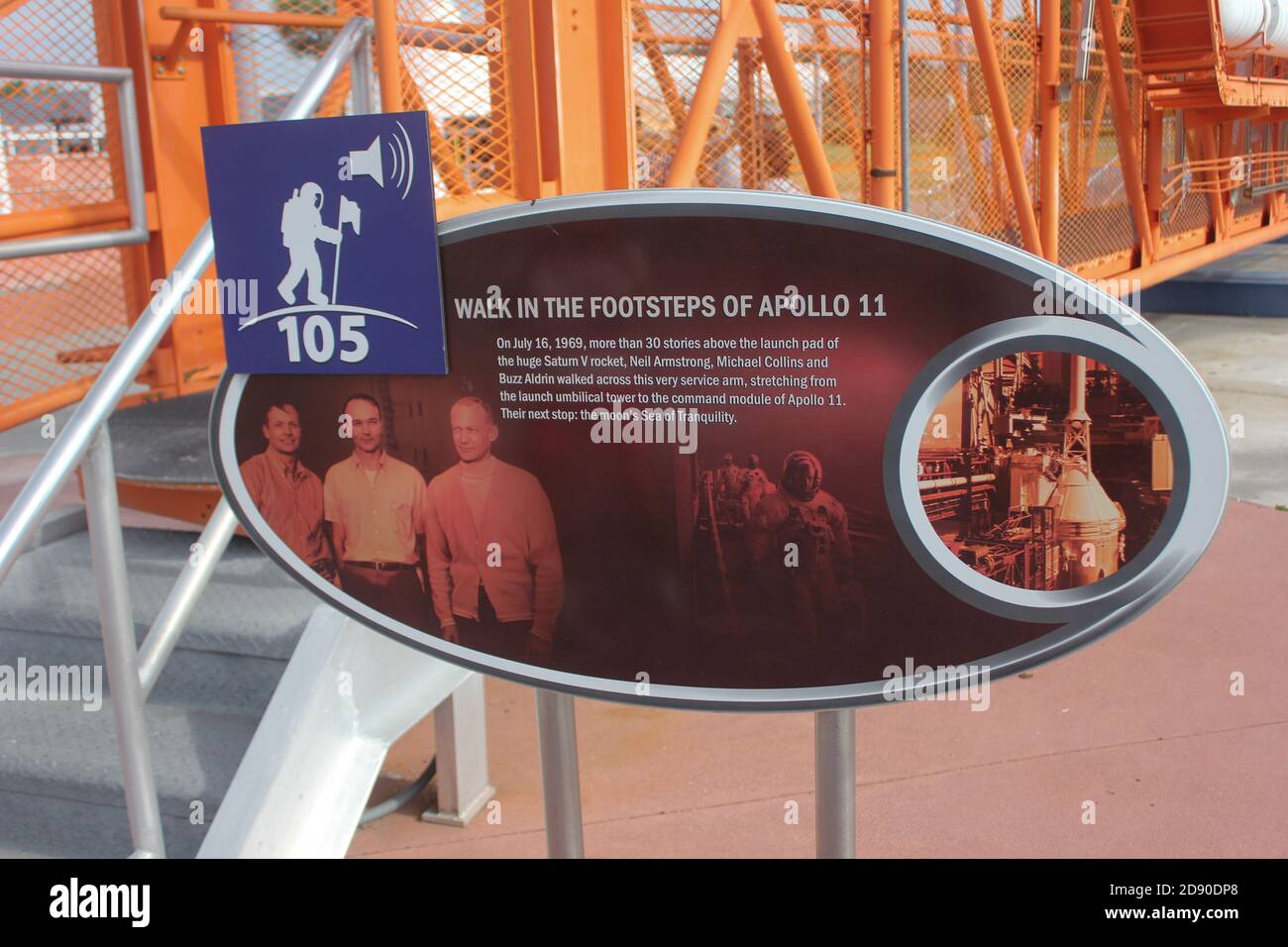 Il passaggio pedonale dalla torre di lancio LC-39A o Walkway a un Apollo Capsule Kennedy Space Center Florida USA Foto Stock