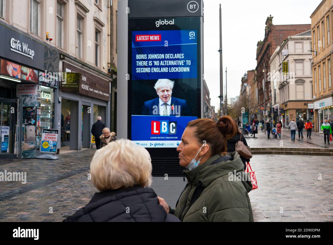 Glasgow, Scozia, Regno Unito. 2 novembre 2020. Con l'entrata della Scozia nelle nuove norme di blocco di Coronavirus, la cintura centrale e Glasgow sono collocate al livello 3 . I membri del pubblico sono visti fuori sulle strade del centro di Glasgow per lo shopping e il lavoro. Nella foto; lo schermo video mostra i titoli delle notizie con Boris Johnson che dichiara nessuna alternativa al blocco della seconda Inghilterra. Iain Masterton/Alamy Live News Foto Stock