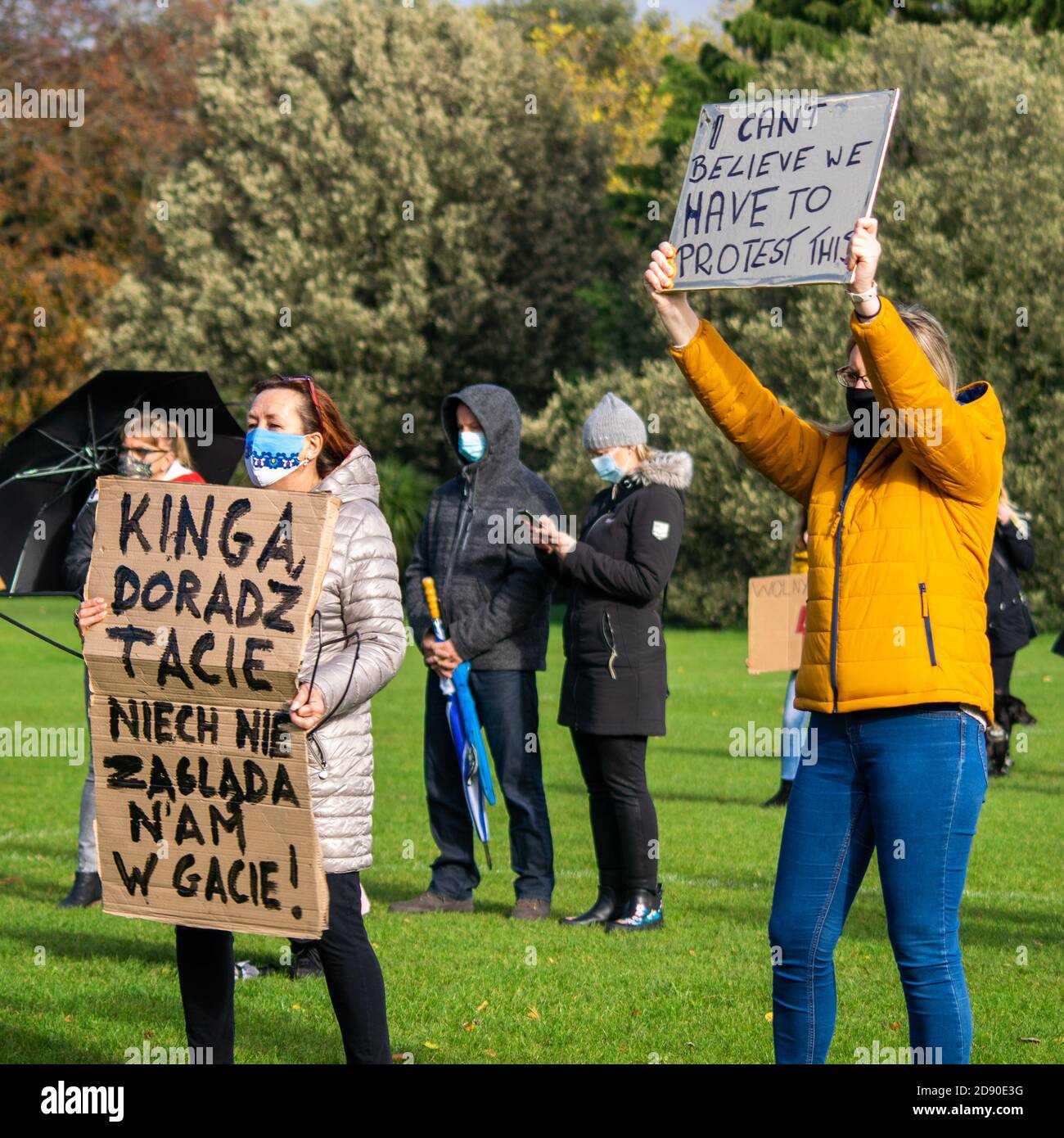 Oxford, Regno Unito - 1 novembre 2020: Protesta pro-scelta polacca nei Parchi universitari Oxford, donne e uomini che protestano pacificamente contro gli anti Foto Stock