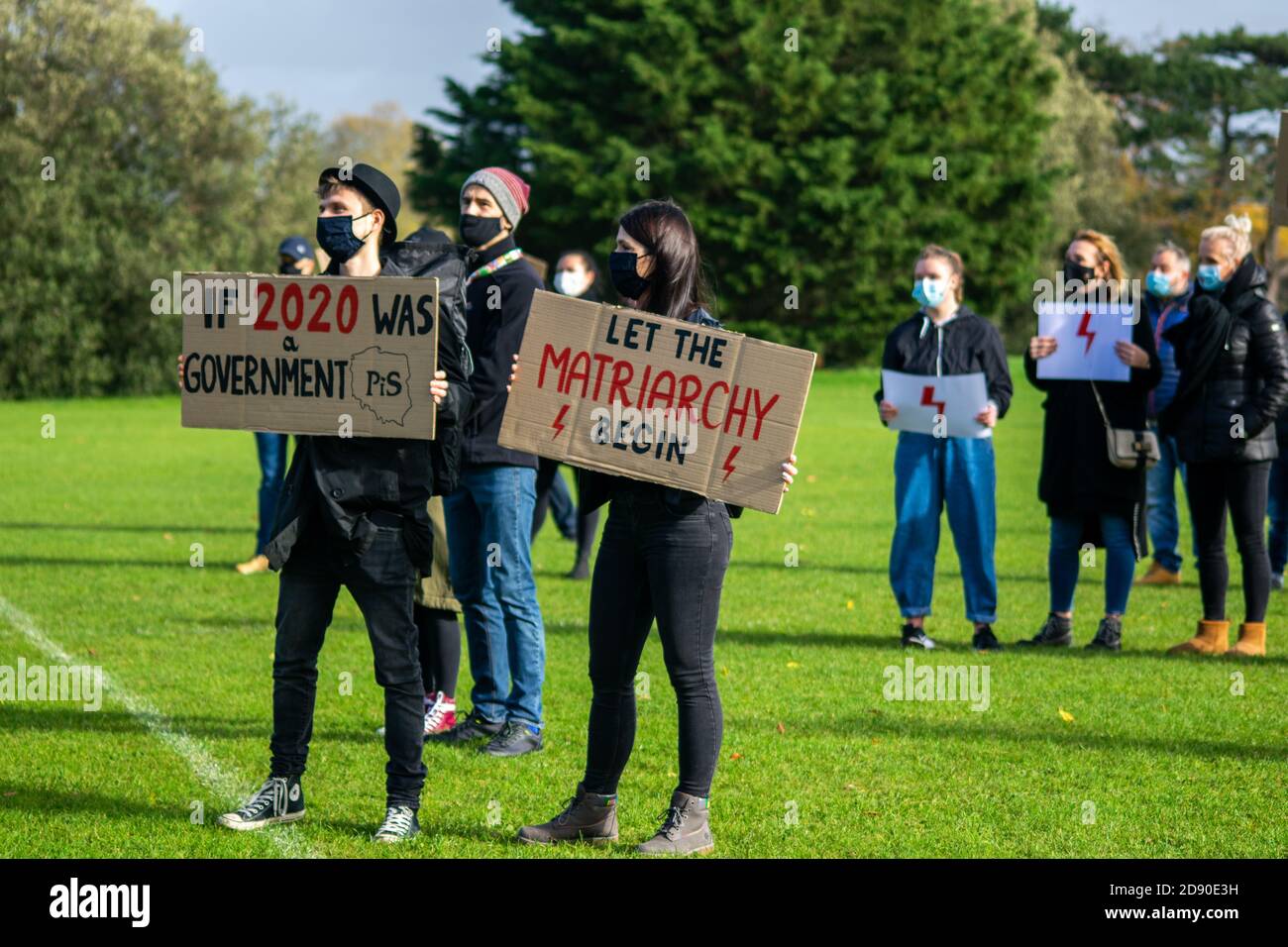 Oxford, Regno Unito - 1 novembre 2020: Protesta pro-scelta polacca nei Parchi universitari Oxford, donne e uomini che protestano pacificamente contro gli anti Foto Stock