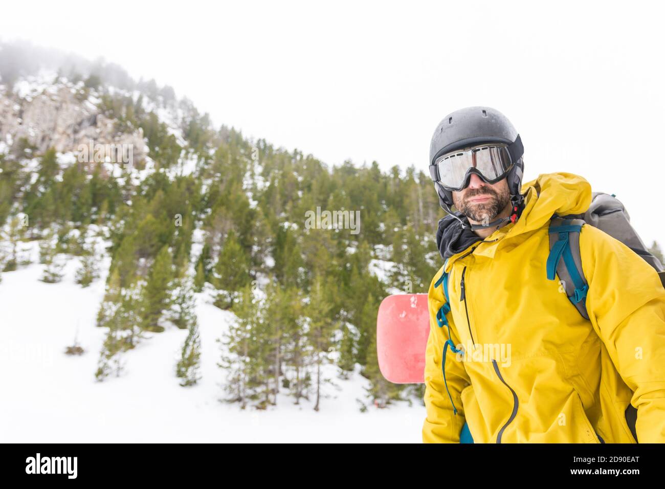 Free rider godendo la neve e la sua snowboard su un piste da sci Foto Stock